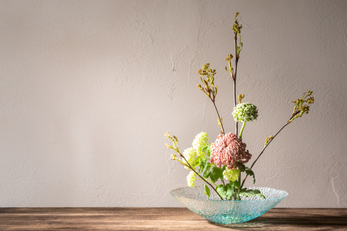 高さのある枝ものや大輪の花を中心に生ければ、豪華なイメージに。